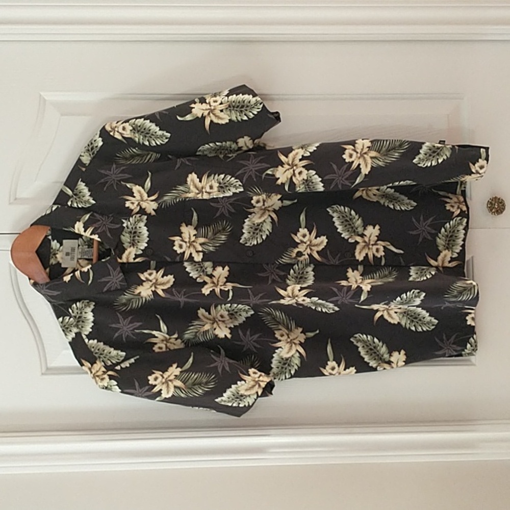 SOLITUDE Aloha Style Hawaiian Floral Black Short Sleeve Button-Up Shirt size Lrg